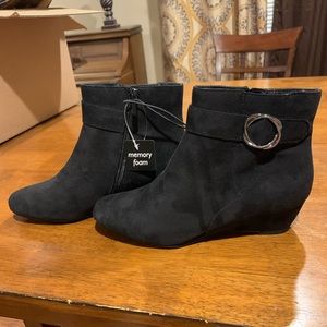Adorable black ankle boots! 🖤